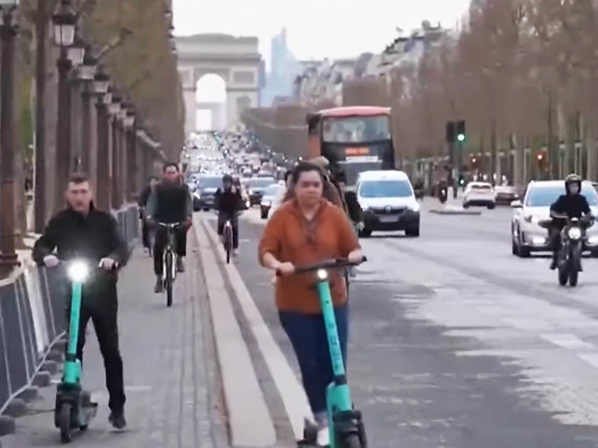 Pariz-skuteri.jpg Pariz-skuteri.jpg