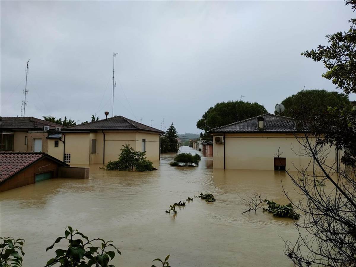 ALluvione CONTRO L’ITALIA: La situazione peggiora a causa delle piogge incessanti e il livello dei fiumi continua a salire