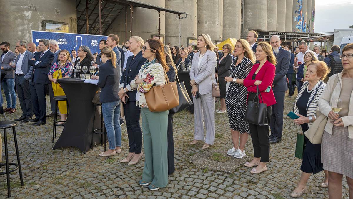  Švedska ambasada (10).JPG 