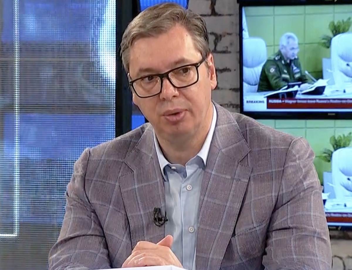 vucic na pinku.jpg   vucic na pinku.jpg