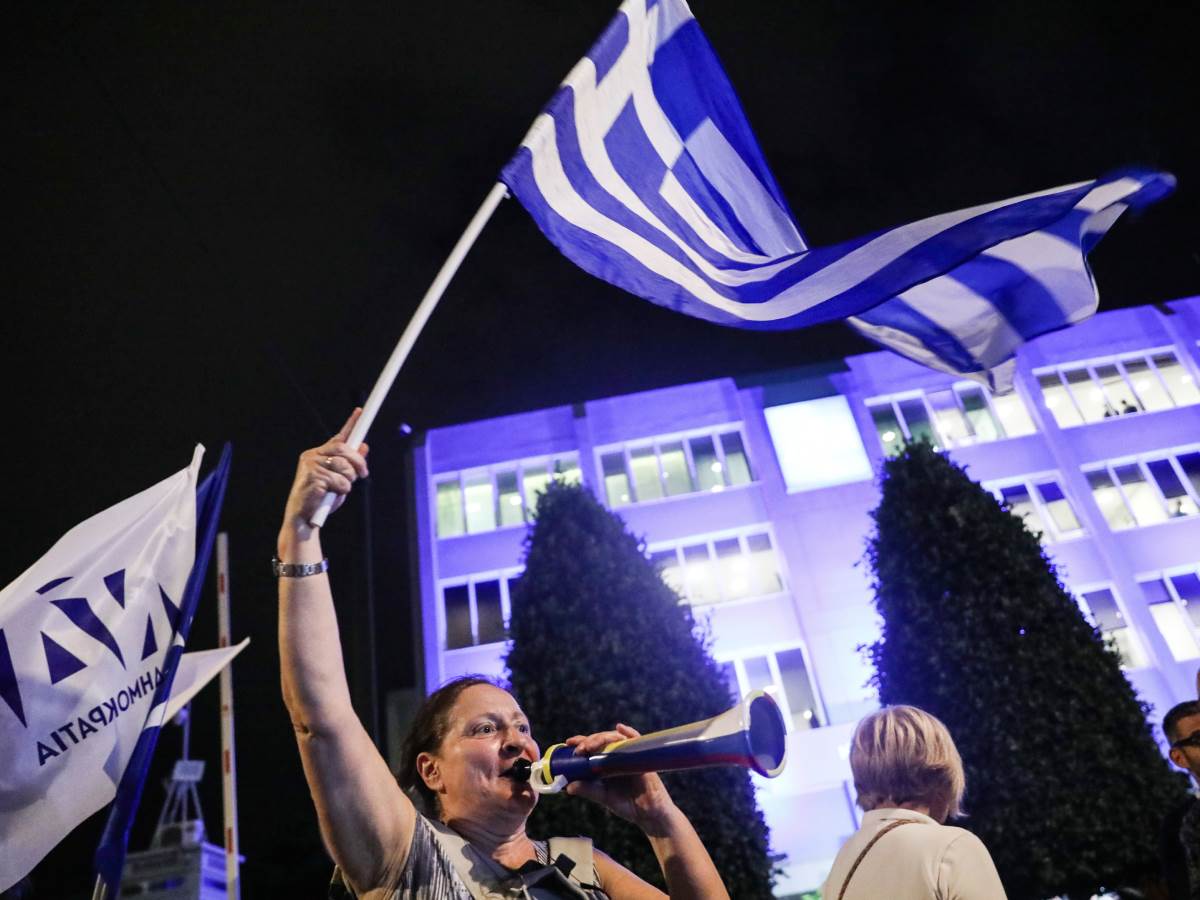  zena sa zastavom i trubom na izborima u grckoj 