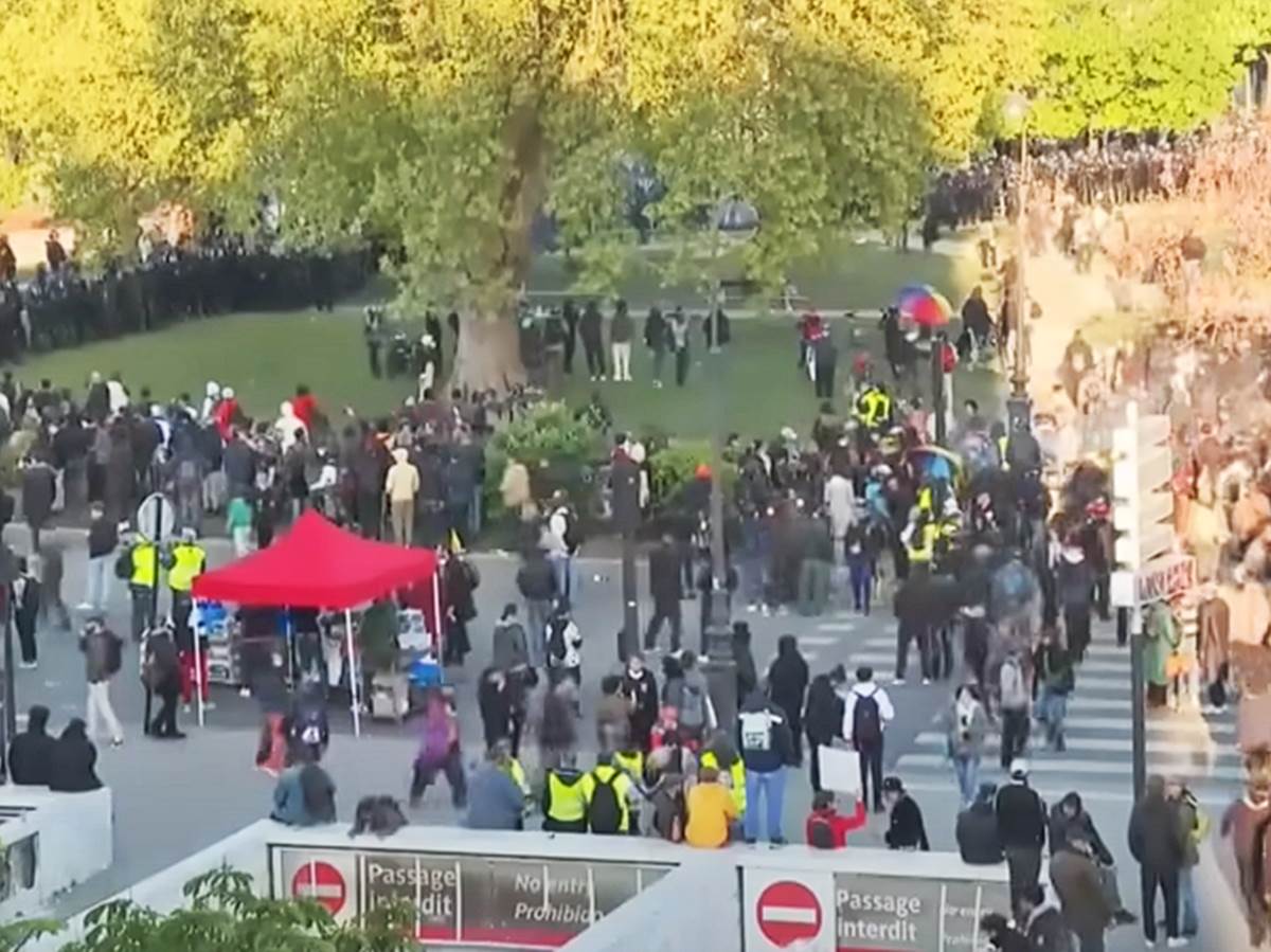 Pariz protesti (2).jpg   Pariz protesti (2).jpg