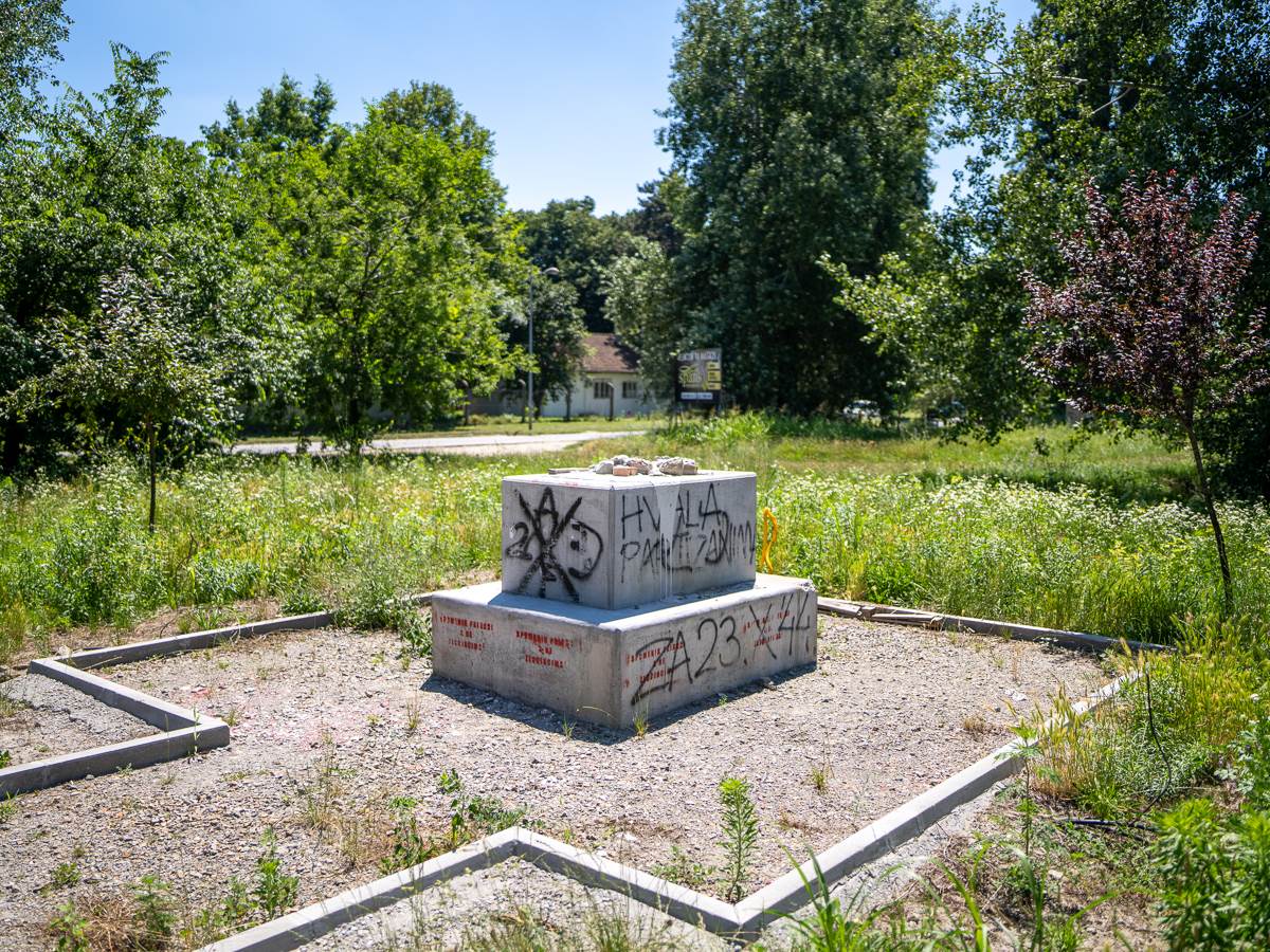  Spomenik -Nevinim žrtvama 1944-45. godine- (1 of 3).jpg - MONDO/Uroš Arsić 