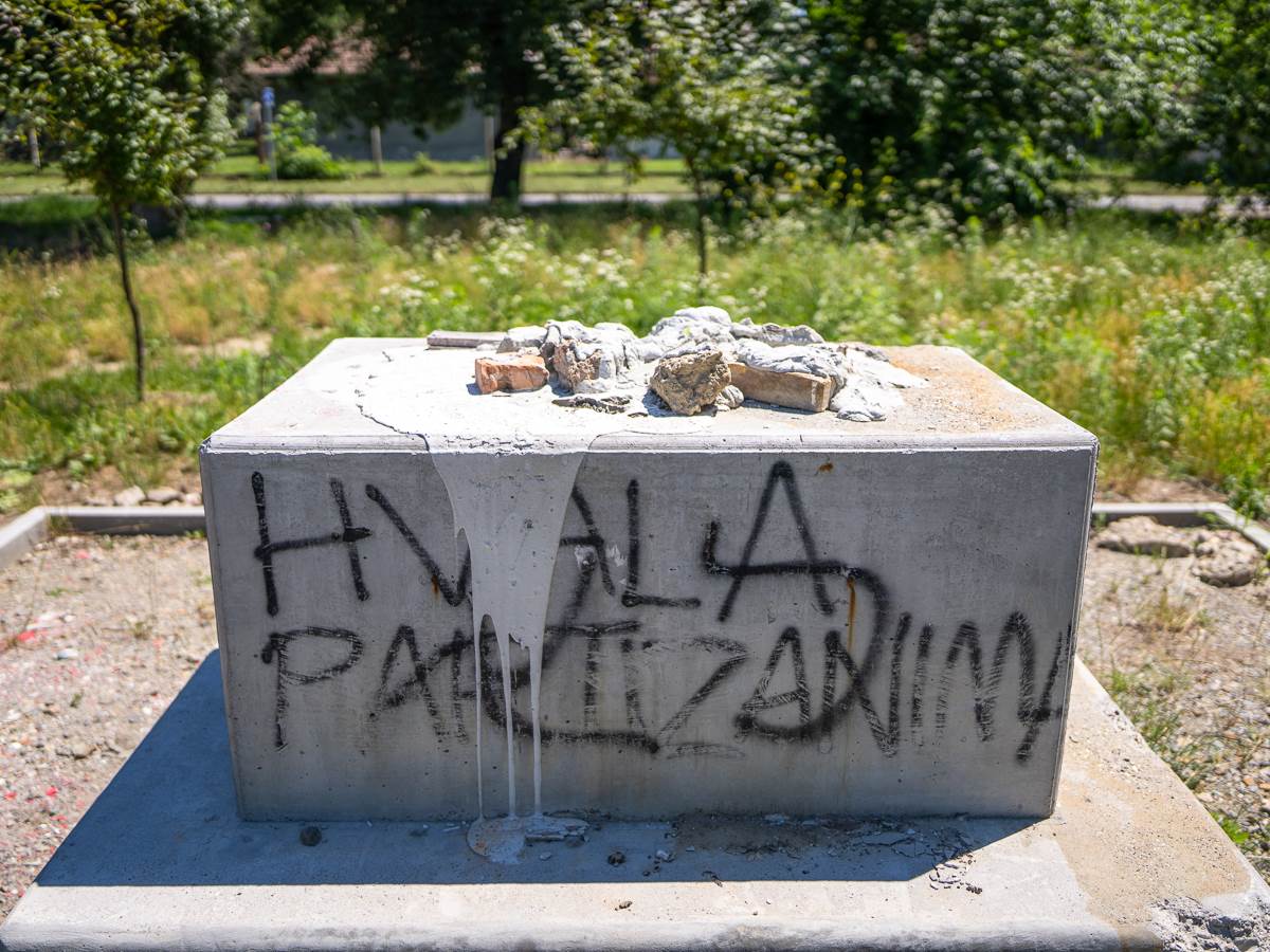  Spomenik -Nevinim žrtvama 1944-45. godine- (2 of 3).jpg 