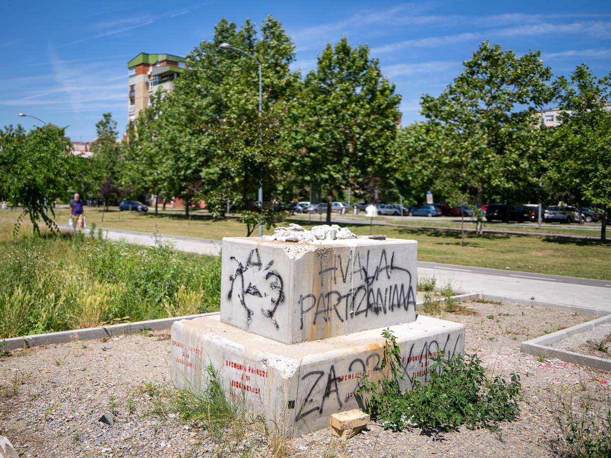  Spomenik -Nevinim žrtvama 1944-45. godine- (3 of 3).jpg - MONDO/Uroš Arsić 
