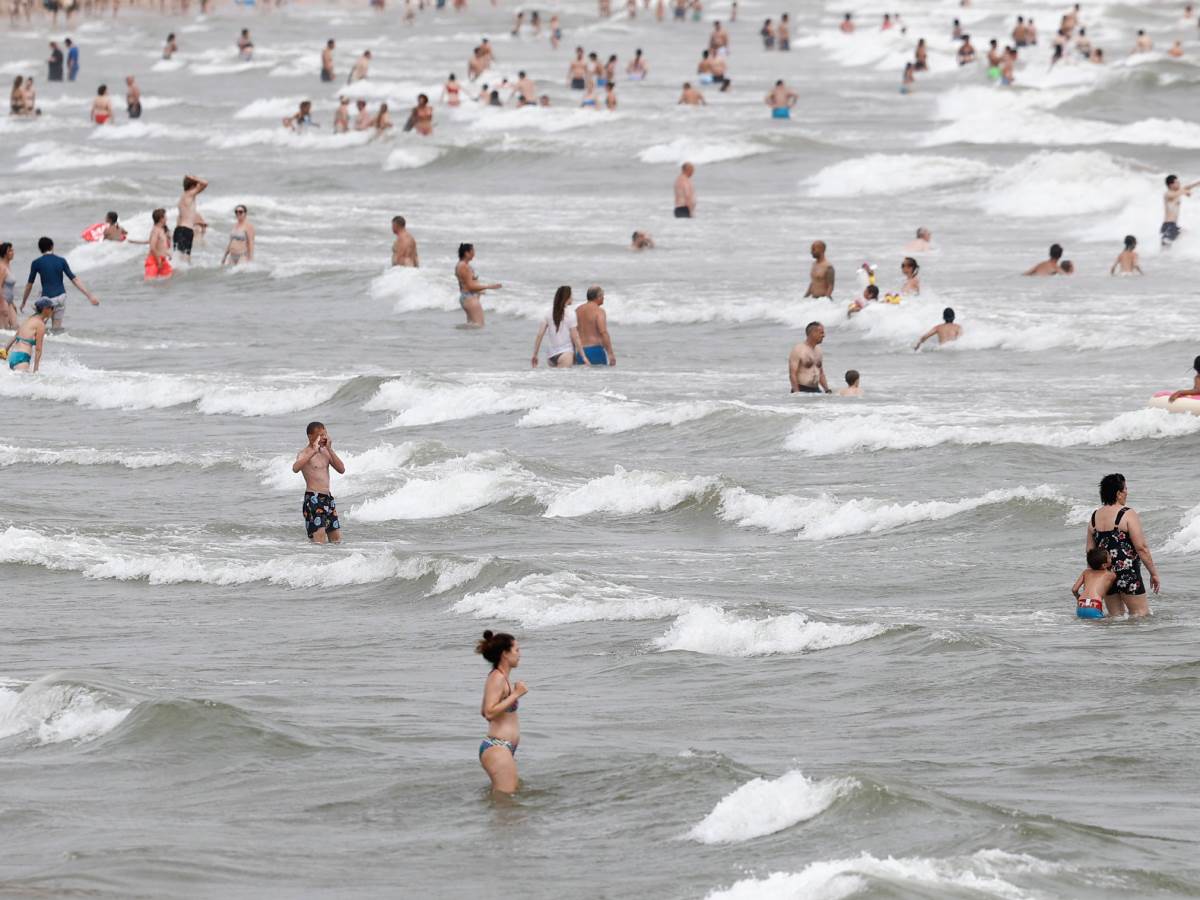  ljudi se kupaju u toplom moru 