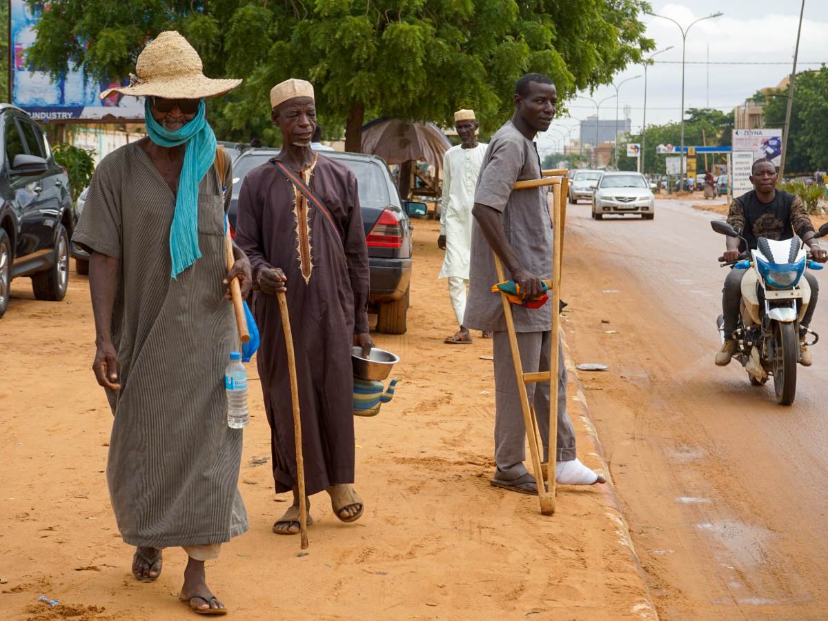 ljudi na ulici u nigeru   ljudi na ulici u nigeru