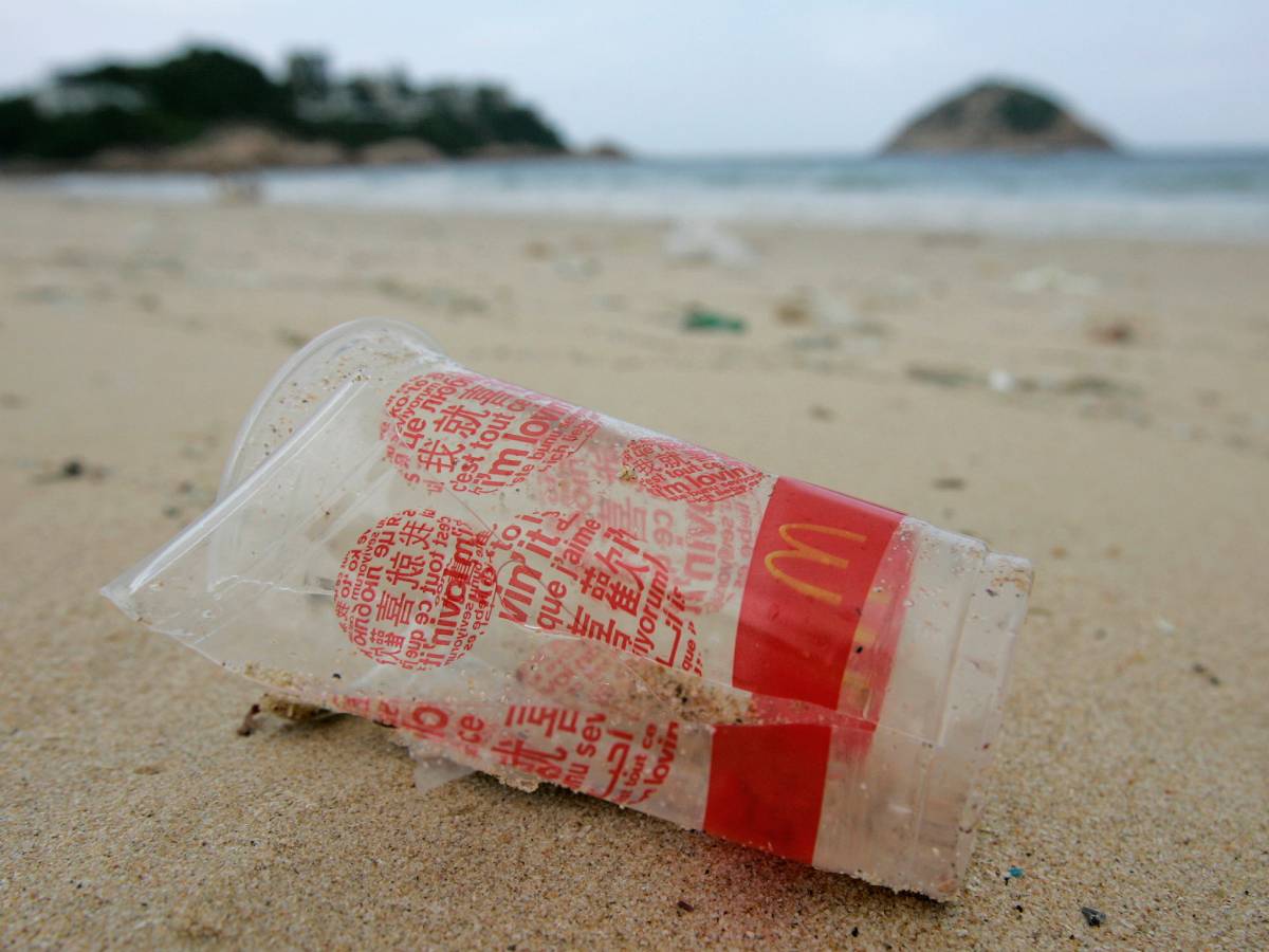 Plastična čaša.jpg   Plastična čaša.jpg