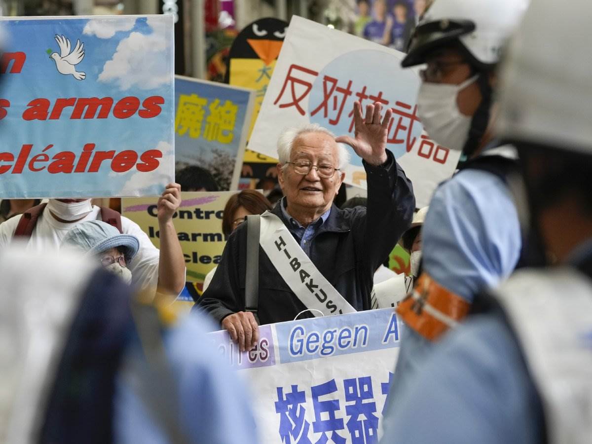  stari japanac na protestu 
