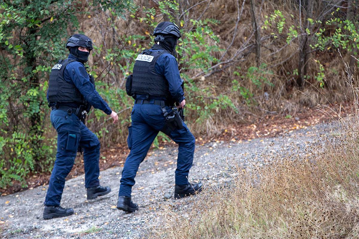 Pripadnici takozvane Kosovske policije patroliraju u okolini manastira Banjska (2).jpg Pripadnici takozvane Kosovske policije patroliraju u okolini manastira Banjska (2).jpg