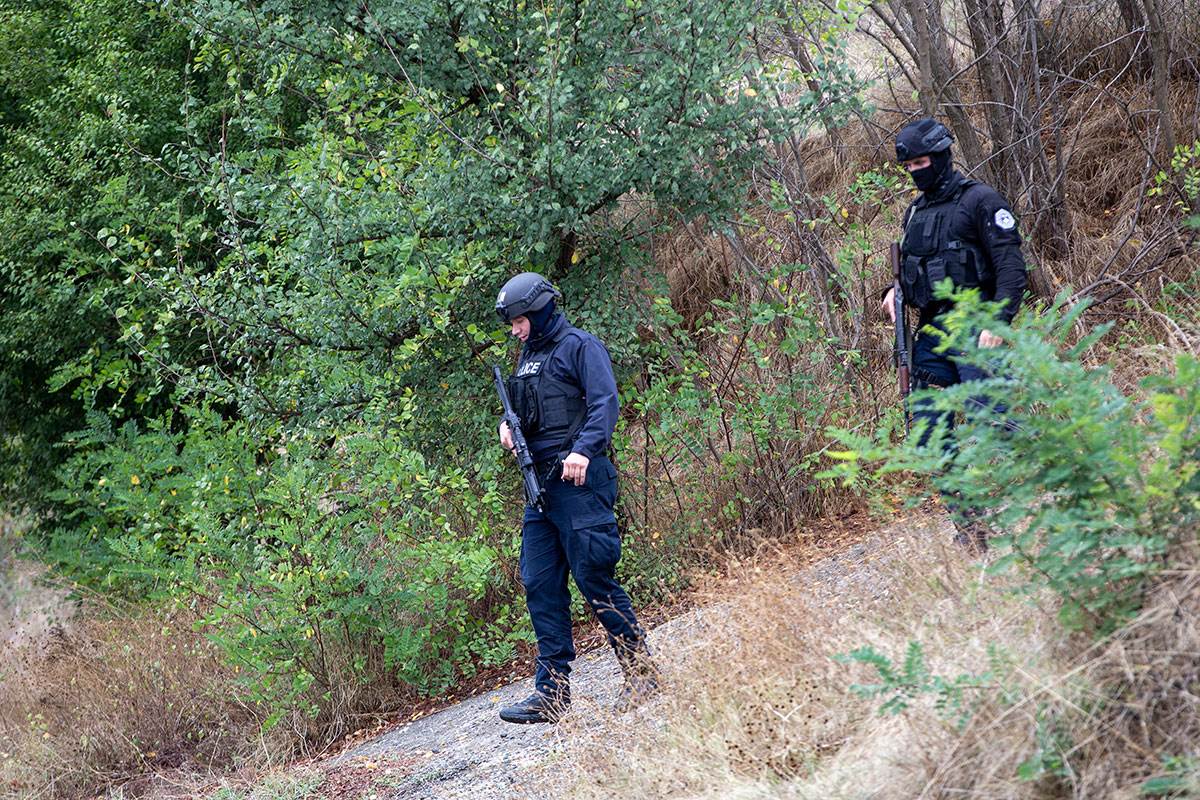Pripadnici takozvane Kosovske policije patroliraju u okolini manastira Banjska (3).jpg   Pripadnici takozvane Kosovske policije patroliraju u okolini manastira Banjska (3).jpg