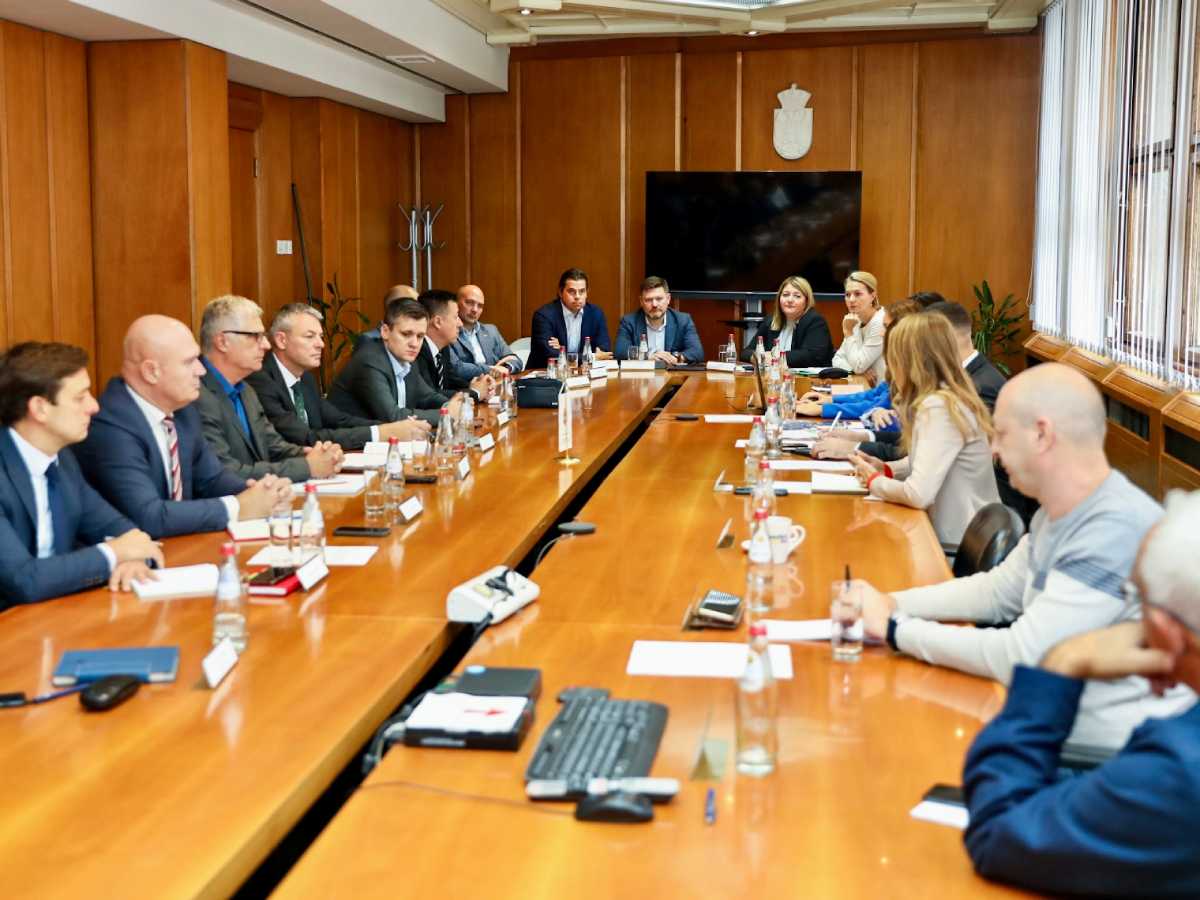 894A1699 (1).jpg 894A1699 (1).jpg