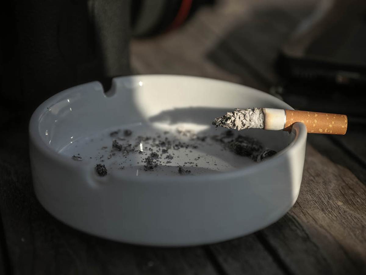 cigara u pepeljari.jpg cigara u pepeljari.jpg