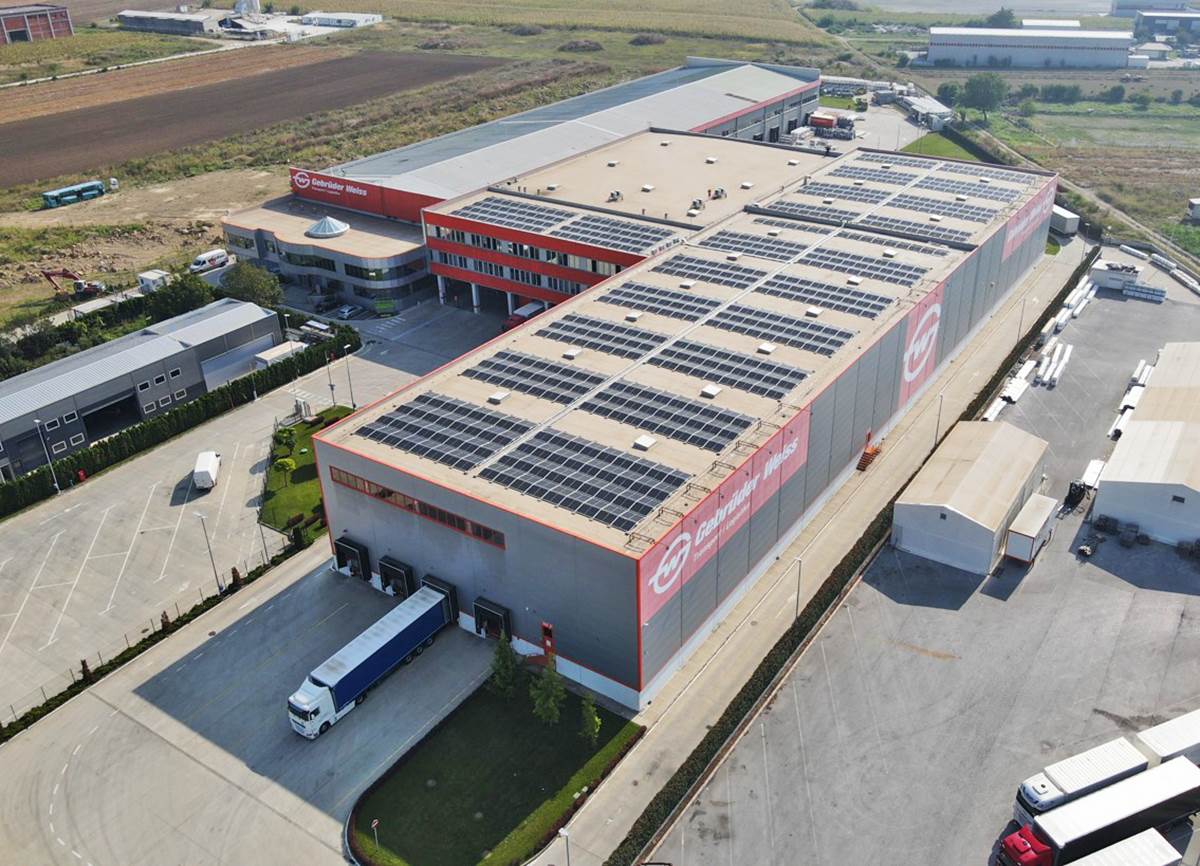 Potpis za fotografiju Električna energija proizvedena iz solarne energije iznosi 446 megavat sati godišnje. (izvor Gebrüder Weiss).jpg Potpis za fotografiju Električna energija proizvedena iz solarne energije iznosi 446 megavat sati godišnje. (izvor Gebrüder Weiss).jpg