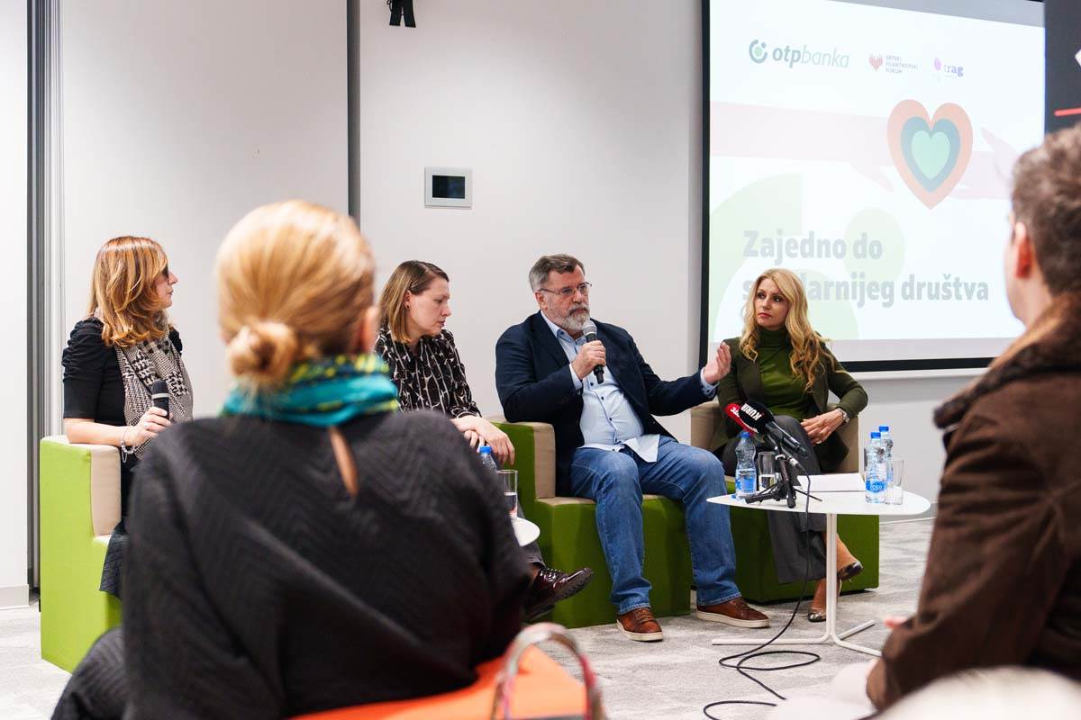 Panel diskusija - Zajedno do solidarnijeg drustva.jpg Panel diskusija - Zajedno do solidarnijeg drustva.jpg