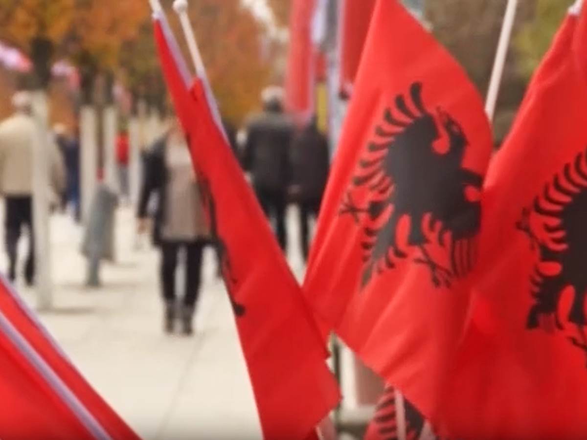 Dani albankse zastave.jpg   Dani albankse zastave.jpg