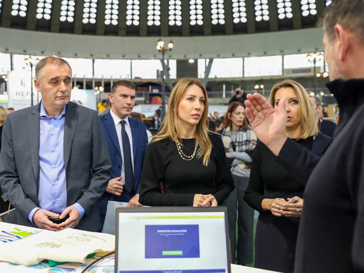 894A3946 (2).jpg   894A3946 (2).jpg