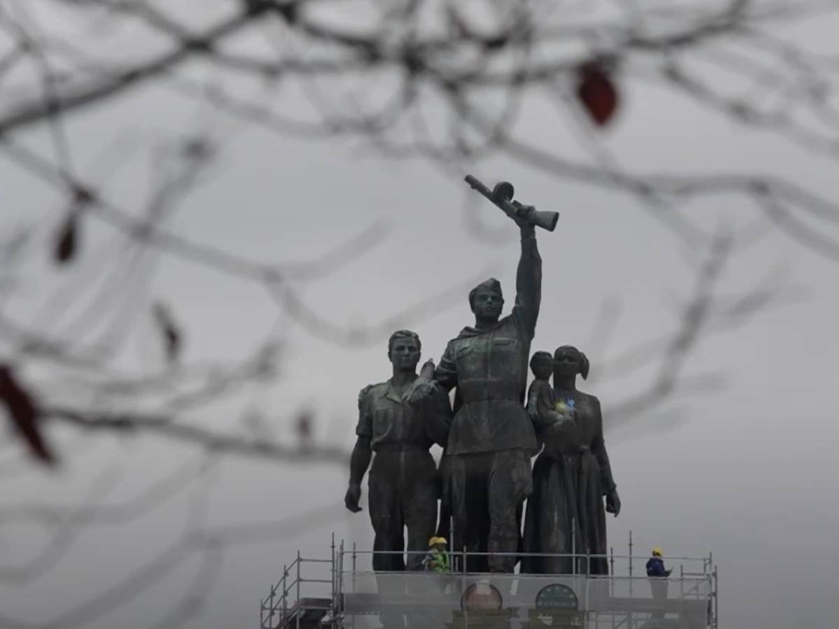 spomenik sovjetske armije na trgu u Sofiji   spomenik sovjetske armije na trgu u Sofiji