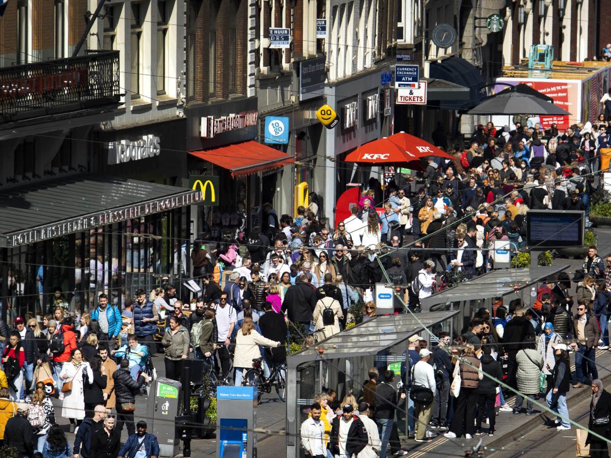 turisti u amsterdamu.jpg turisti u amsterdamu.jpg