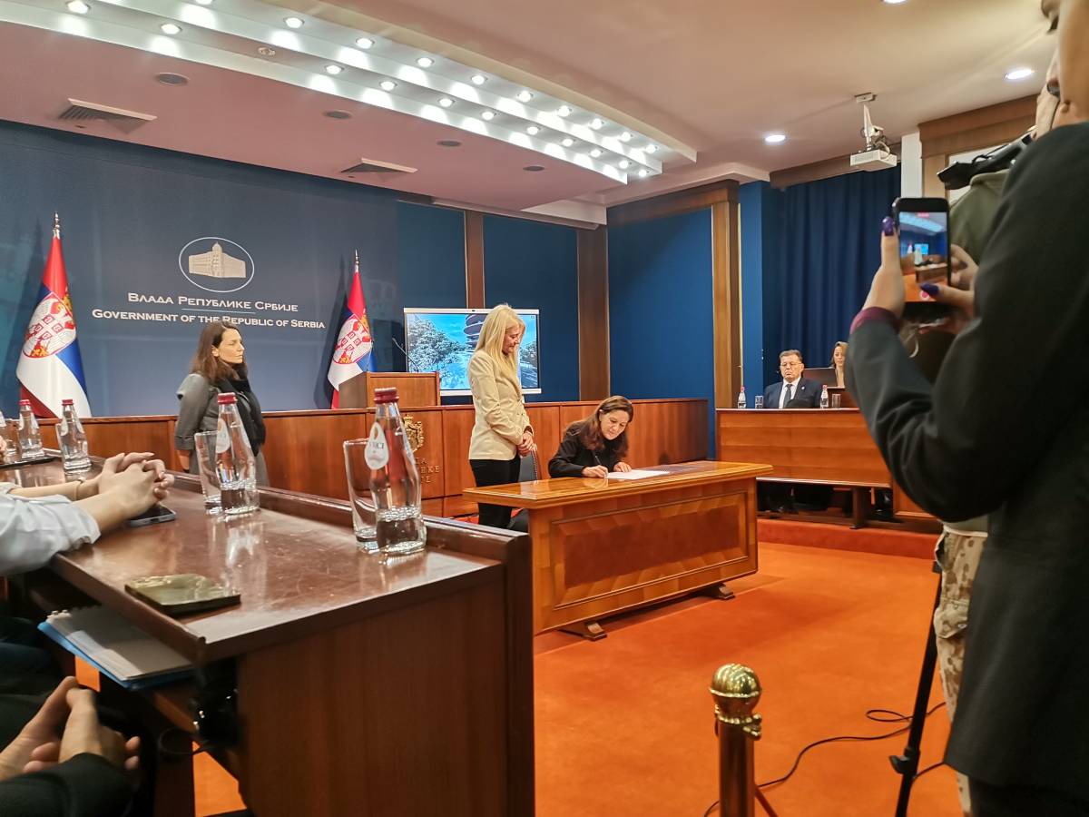 BIO4 (2).jpg   BIO4 (2).jpg