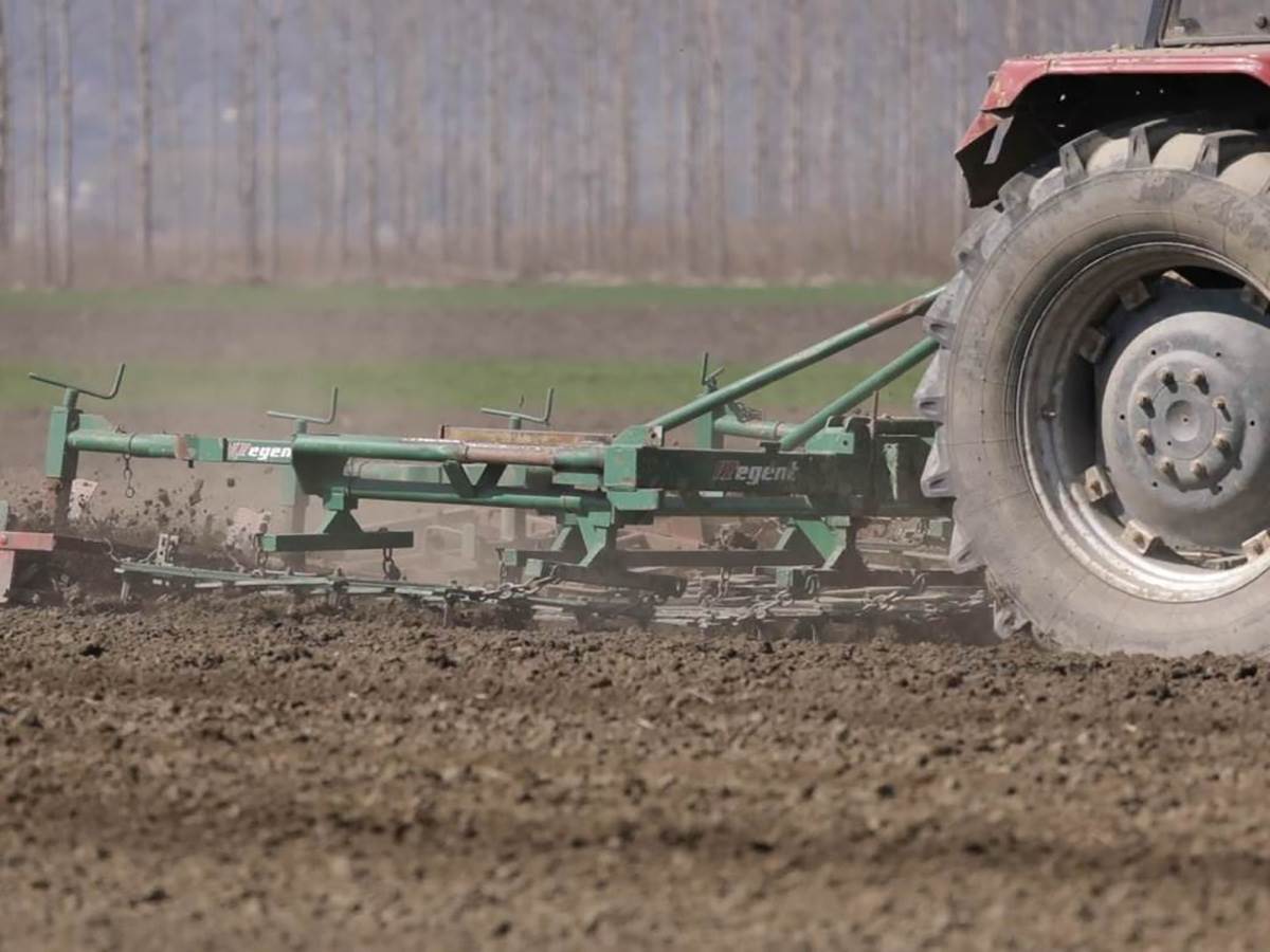 njiva traktor poljoprivreda oranje.jpeg njiva traktor poljoprivreda oranje.jpeg
