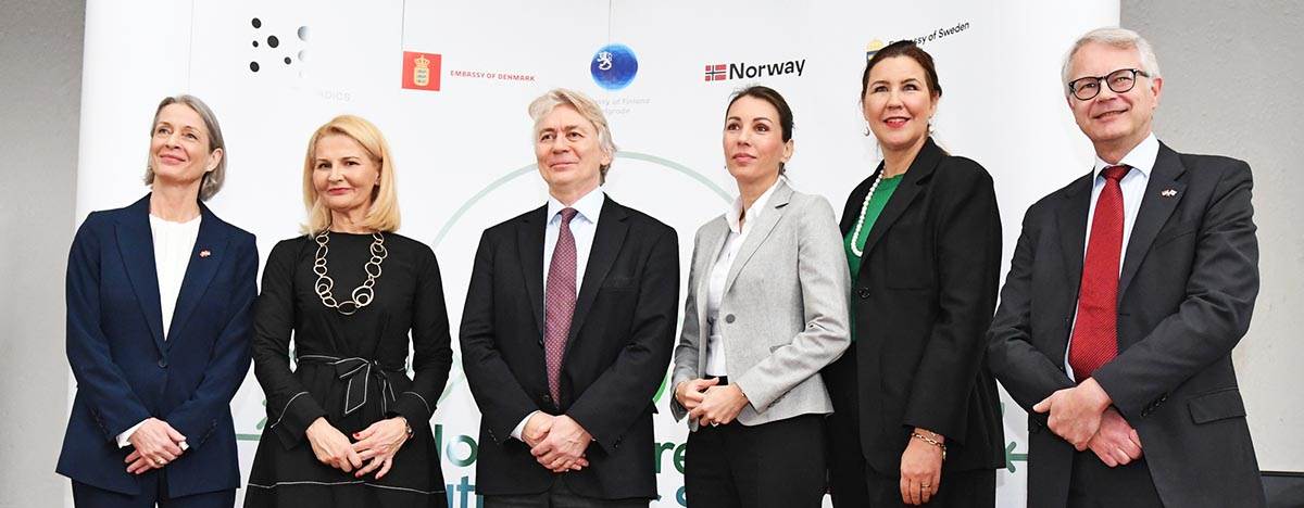 fotografija 1 - ambasadorka Danske Suzan Ša jn, ministarka Tanja Miščević, ambasador N orveške Jern Eugen Jelstad, ministarka Dubra vka Đedović, ambasadorka Švedske Anika Ben David, i ambasador Finsk.JPG fotografija 1 - ambasadorka Danske Suzan Ša jn, ministarka Tanja Miščević, ambasador N orveške Jern Eugen Jelstad, ministarka Dubra vka Đedović, ambasadorka Švedske Anika Ben David, i ambasador Finsk.JPG