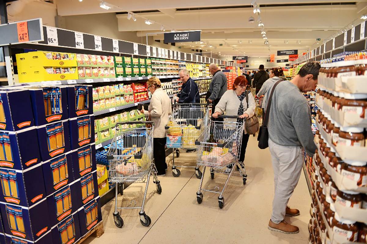 Prodavnica kupci hrana (2).jpg Prodavnica kupci hrana (2).jpg