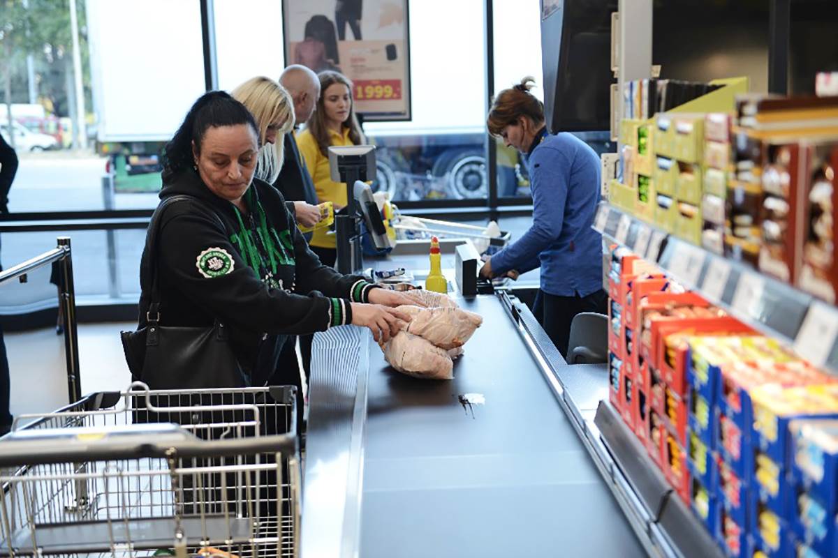 Prodavnica kupci hrana (4).jpg   Prodavnica kupci hrana (4).jpg