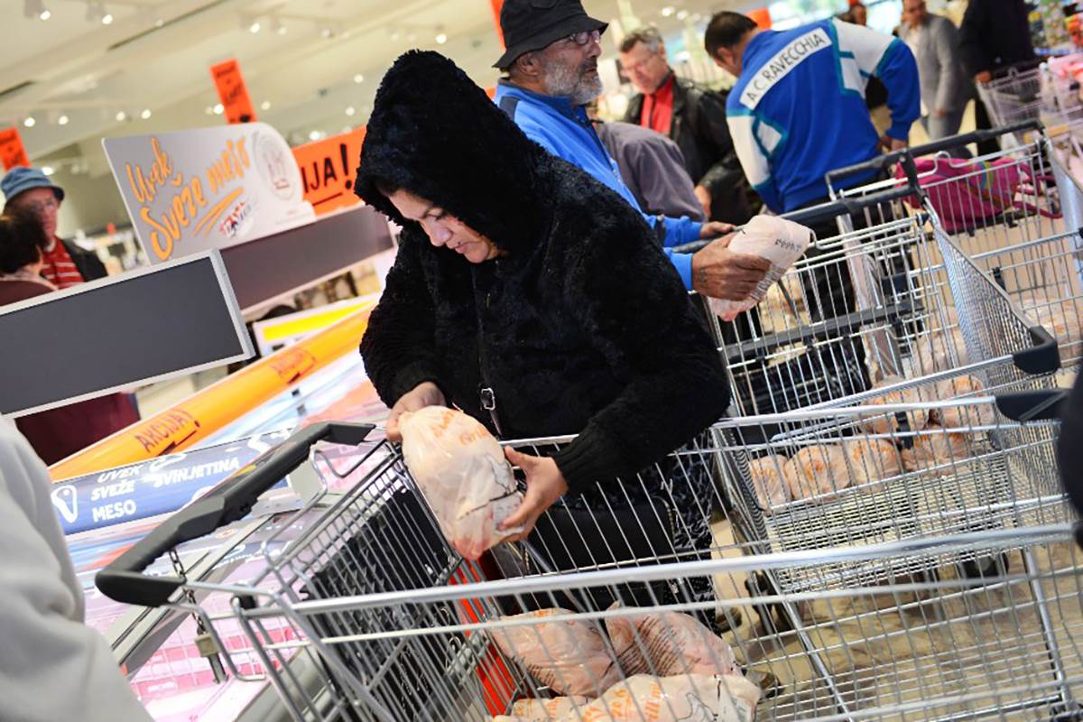 Prodavnica kupci hrana (6).jpg Prodavnica kupci hrana (6).jpg