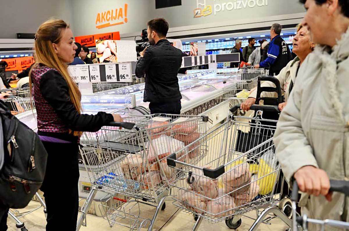 Prodavnica kupci hrana (1).jpg Prodavnica kupci hrana (1).jpg