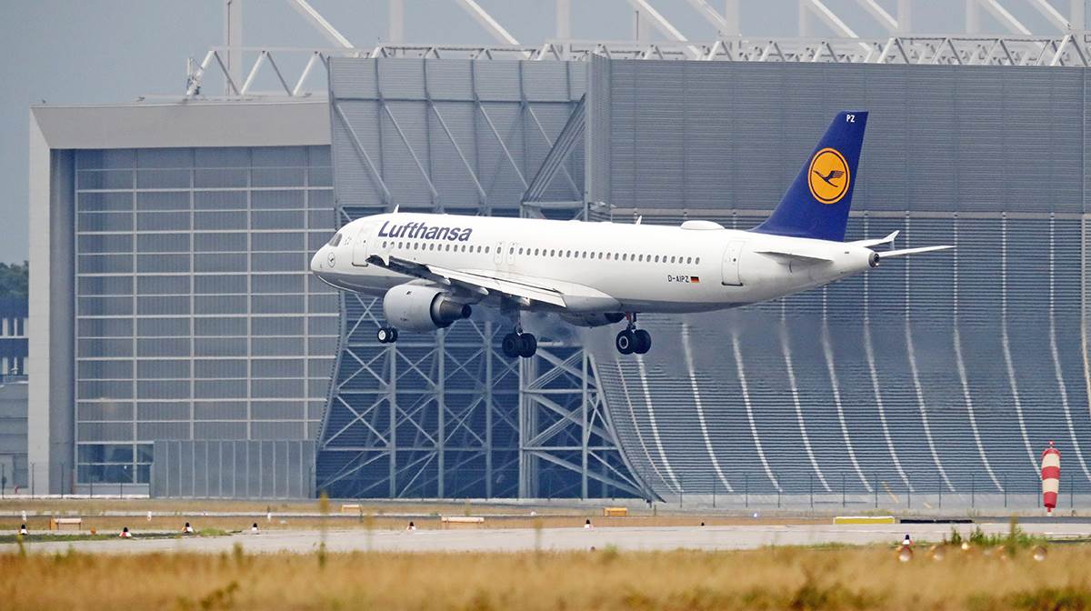 Avion sletanje aerodrom.jpg Avion sletanje aerodrom.jpg
