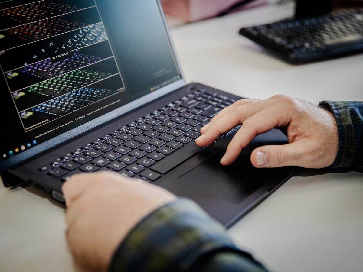 it_sektor_laptop_računar_stefan_stojanović_ (3).jpg it_sektor_laptop_računar_stefan_stojanović_ (3).jpg