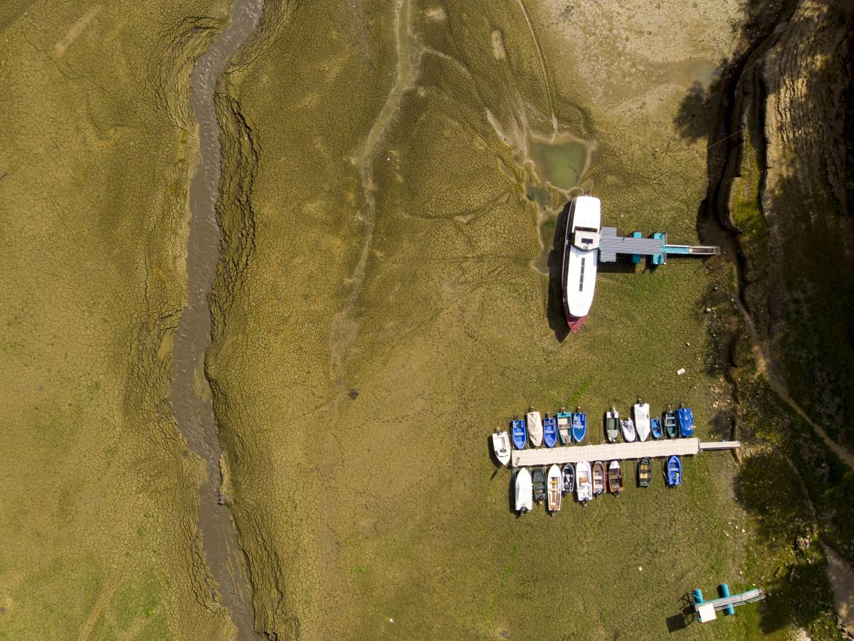 isušeno jezero u švajcarskoj   isušeno jezero u švajcarskoj