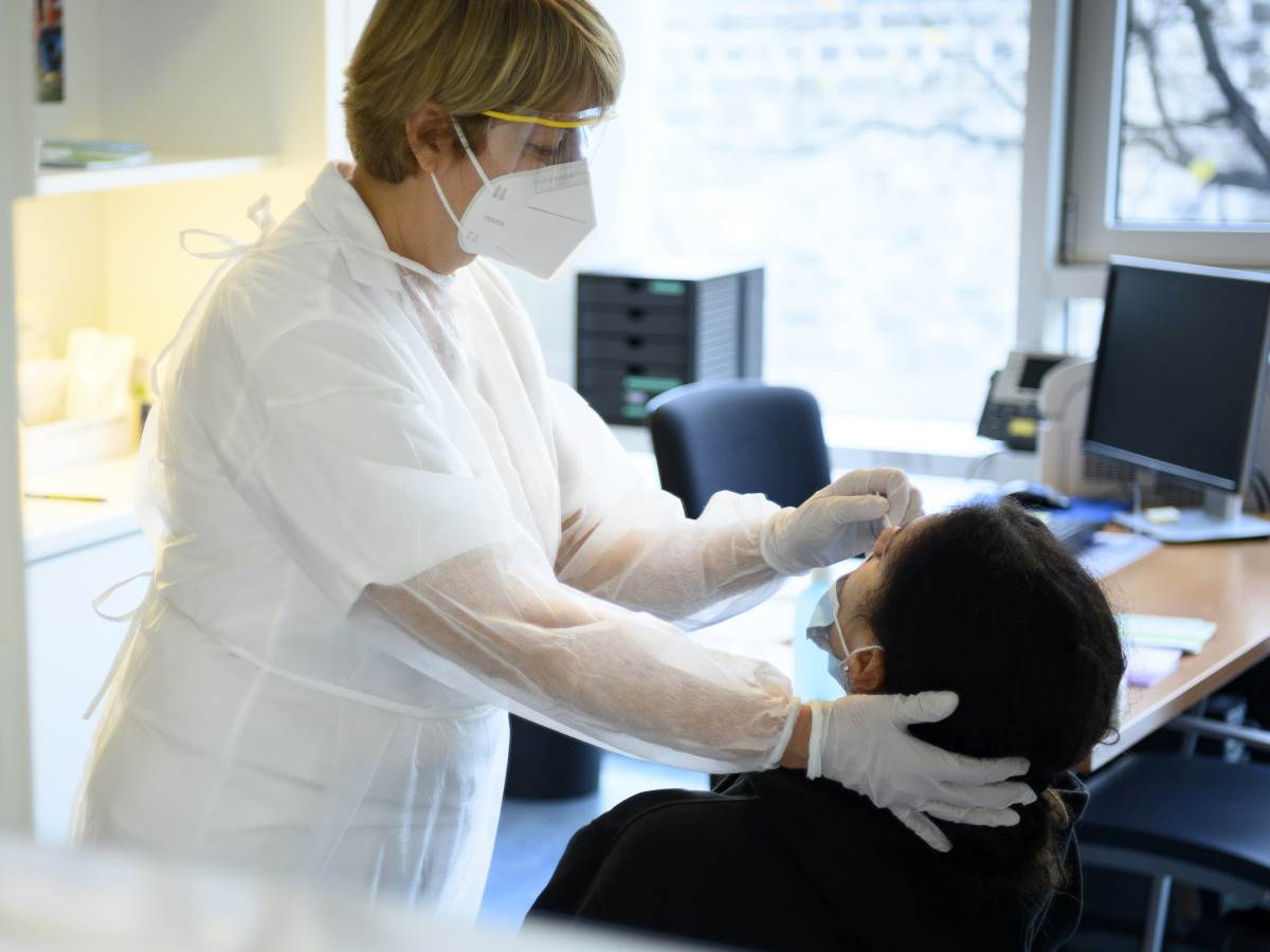 doktorka radi ženi test na koronu   doktorka radi ženi test na koronu