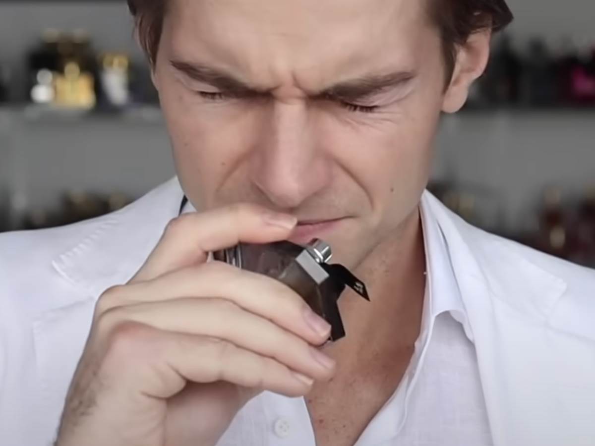 čovek miriše parfem   čovek miriše parfem