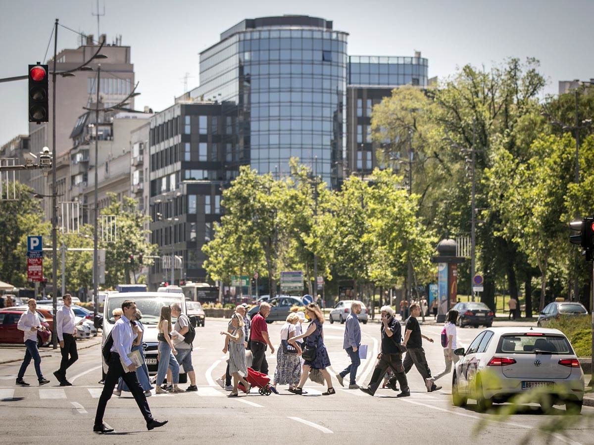 pešaci.jpeg   pešaci.jpeg