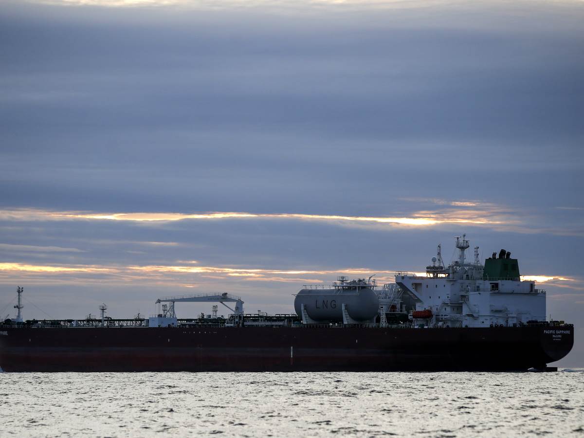  tanker koji prevozi naftu na moru 
