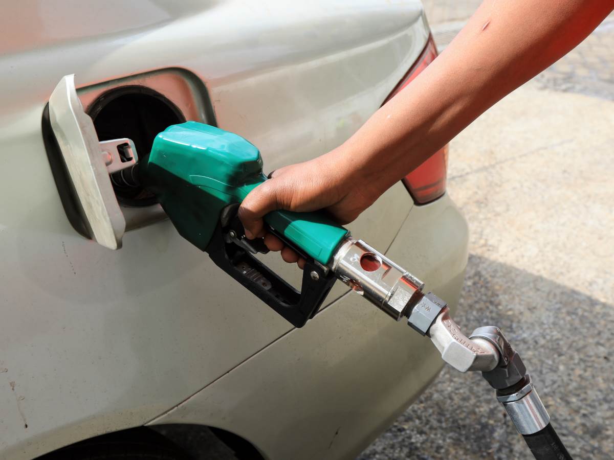 covek sipa gorivo u auto   covek sipa gorivo u auto