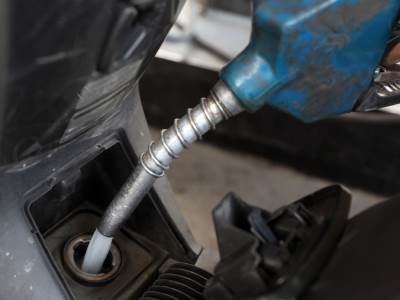 covek sipa gorivo  covek sipa gorivo