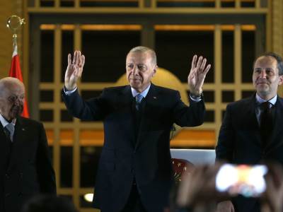erdogan slavi pobedu na izborima.jpg erdogan slavi pobedu na izborima.jpg