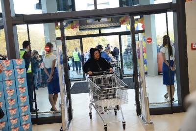 Prodavnica kupci hrana (5).jpg  Prodavnica kupci hrana (5).jpg