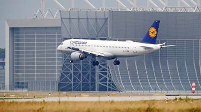 Avion sletanje aerodrom.jpg Avion sletanje aerodrom.jpg